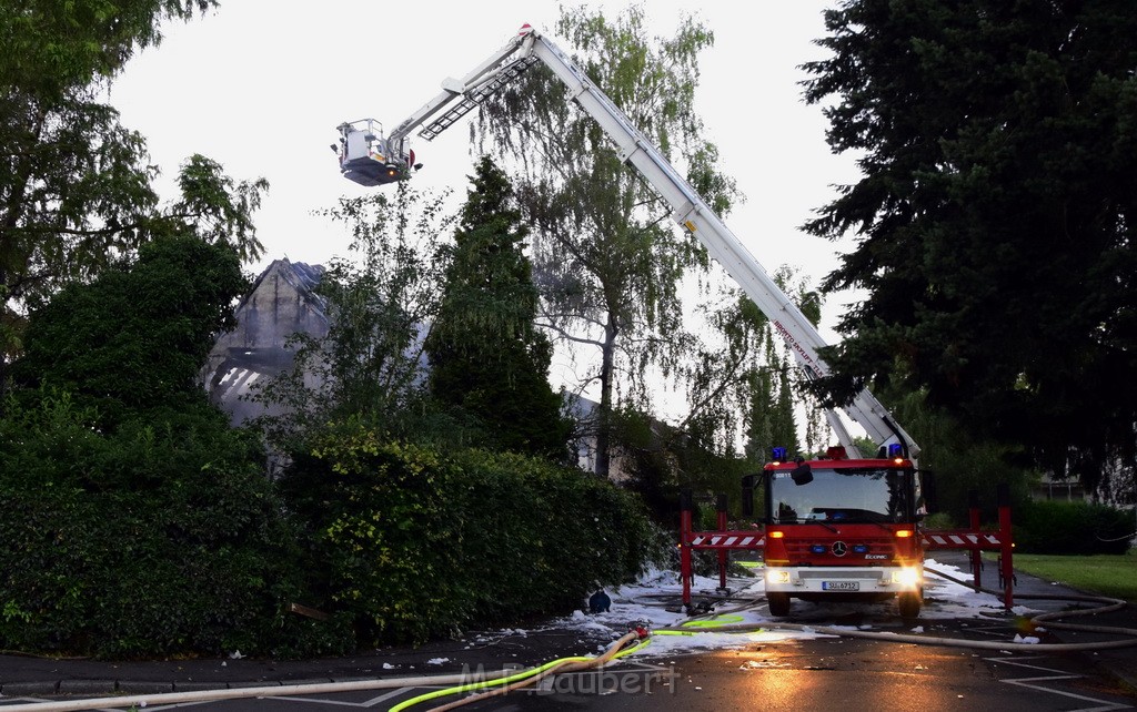 Grossfeuer Einfamilienhaus Siegburg Muehlengrabenstr P0780.JPG - Miklos Laubert